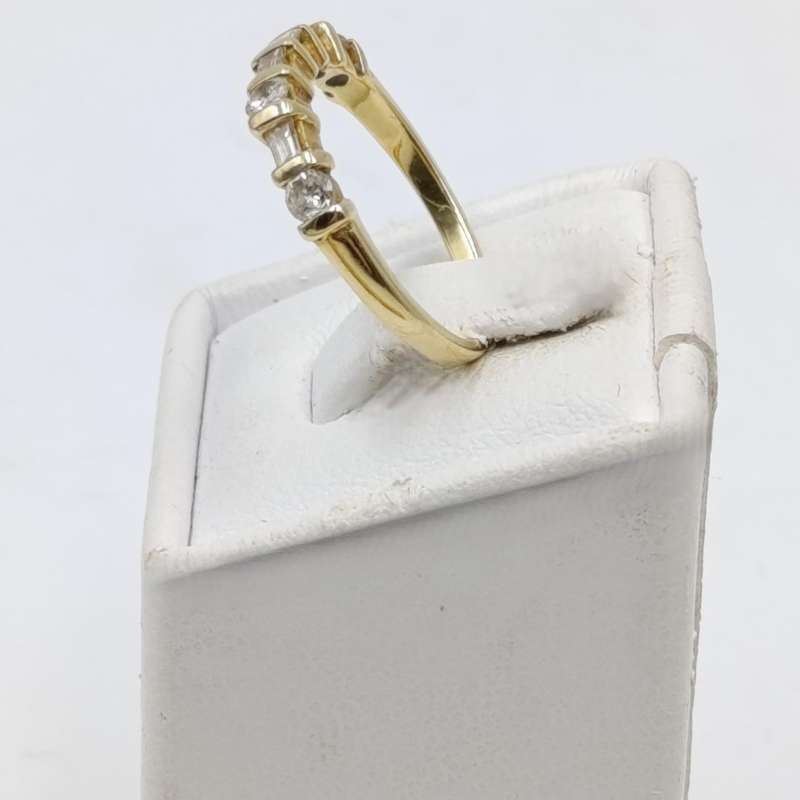 18Kt Yellow gold diamond ring with 4 round diamonds and 3 baguettes - weighs 2,2 grams - size J 1/2