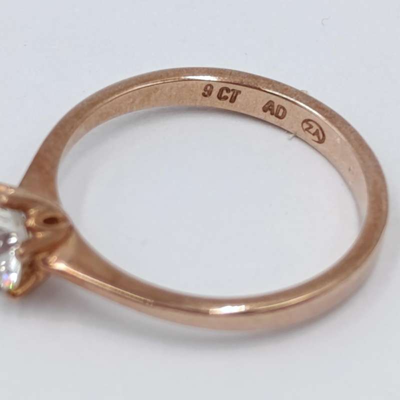 9Kt Rose Gold diamond ring with appr. 0,70ct round diamond - weighs 2,0 grams - size M