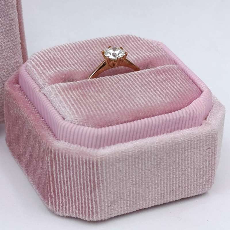 9Kt Rose Gold diamond ring with appr. 0,70ct round diamond - weighs 2,0 grams - size M