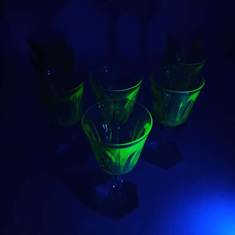 Set of 8 Uranium glass Lemon green glasses - Arte Nouveau