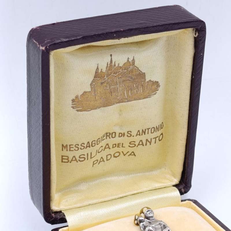 800 Silver St Autouic statuette in original box - 14,7 grams statue alone