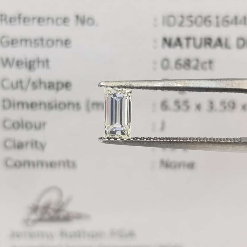 Natural Baguette Diamond of 0,682ct - colour J, clarity VS 1 - with GEMLAB certificate