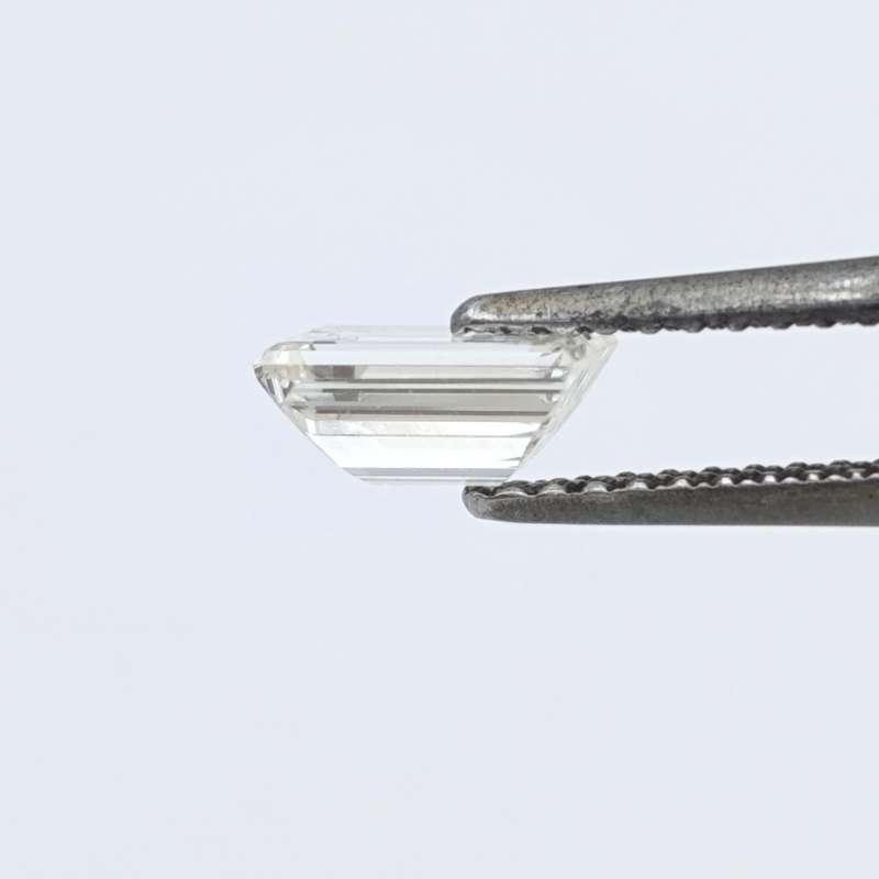 Natural Baguette Diamond of 0,682ct - colour J, clarity VS 1 - with GEMLAB certificate