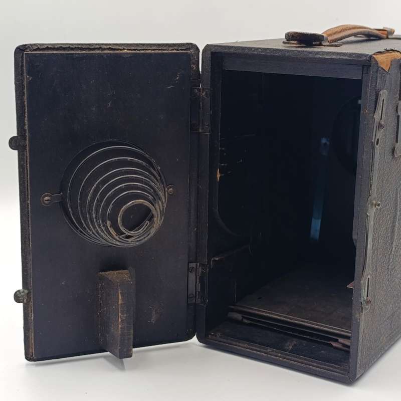 Antique Falling plate box camera - leather handle broken