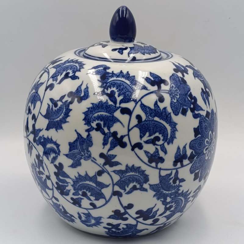 Antique style Chinese jar whith lid