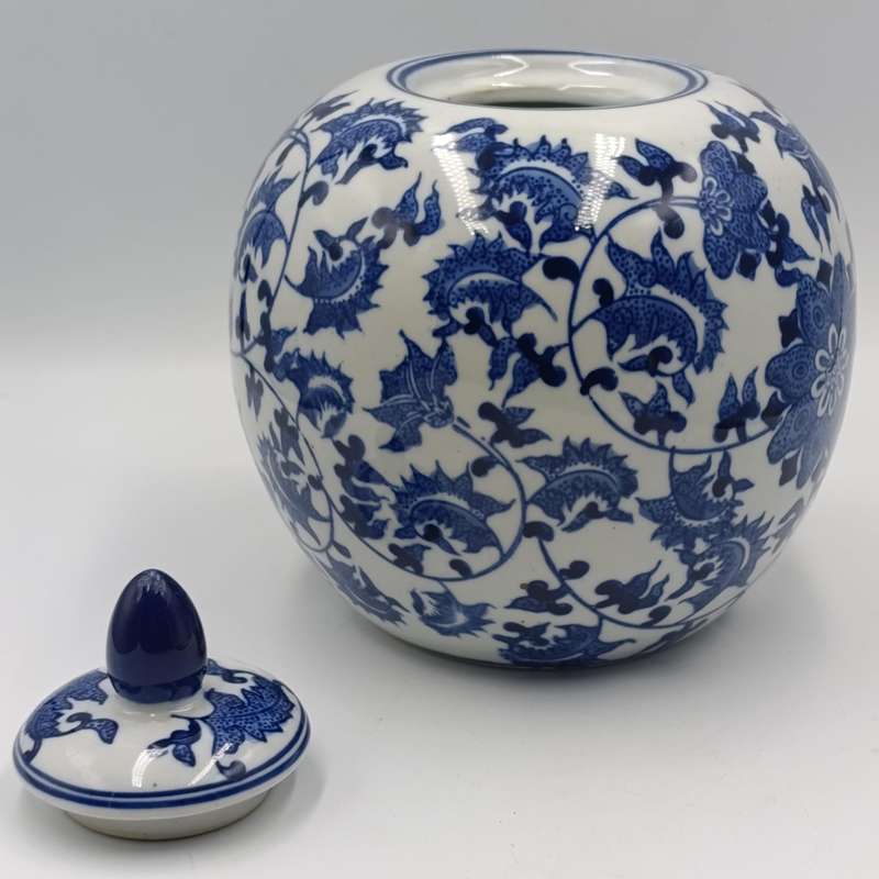 Antique style Chinese jar whith lid