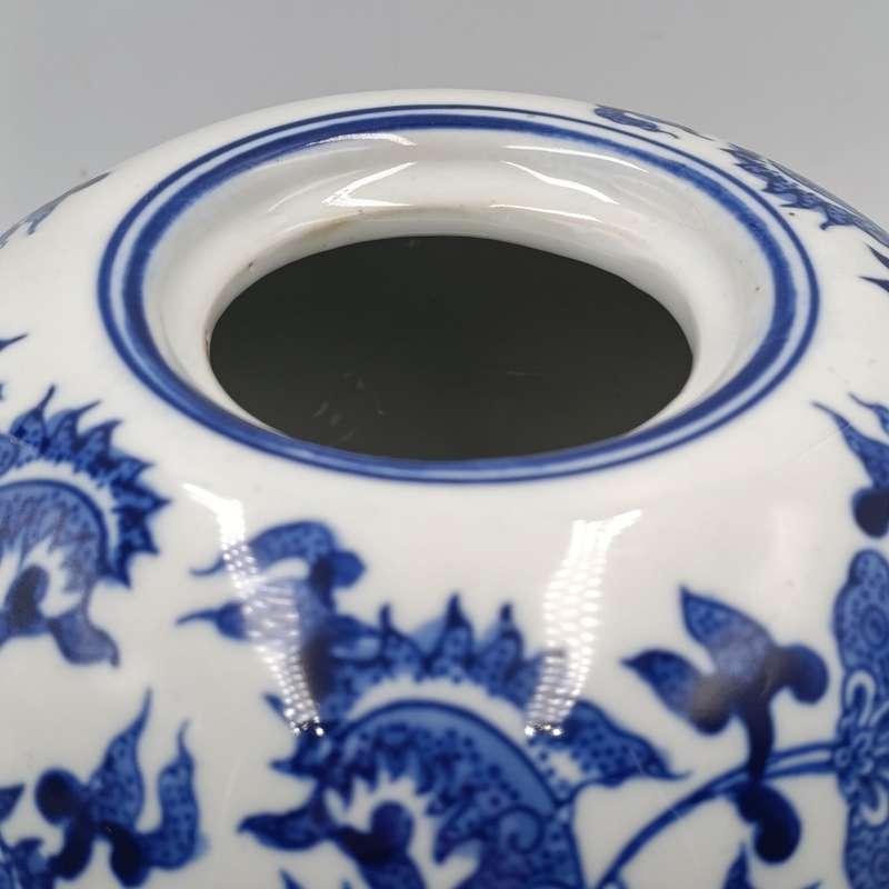 Antique style Chinese jar whith lid