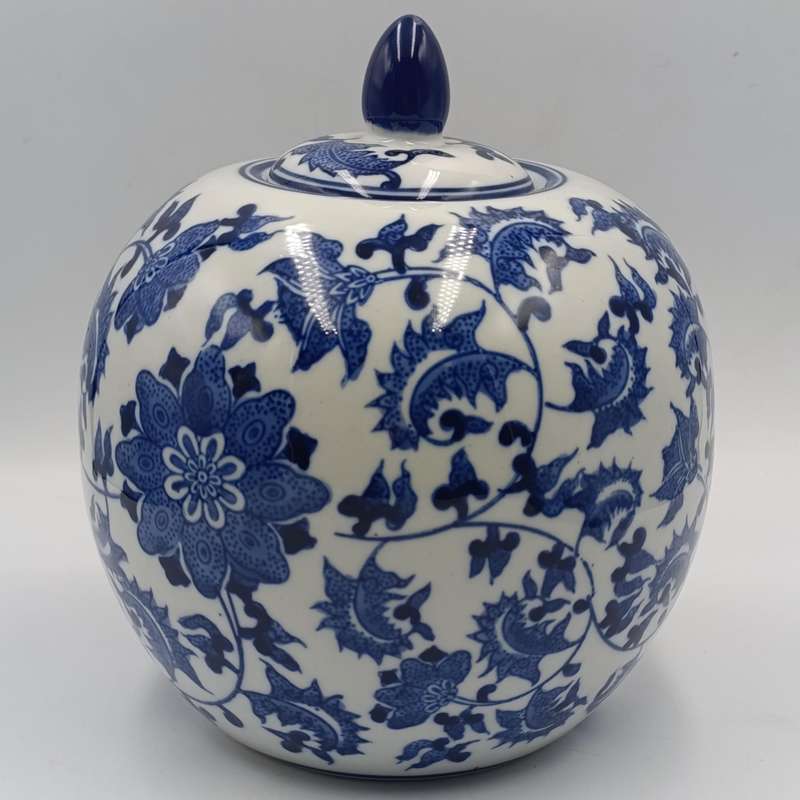 Antique style Chinese jar whith lid