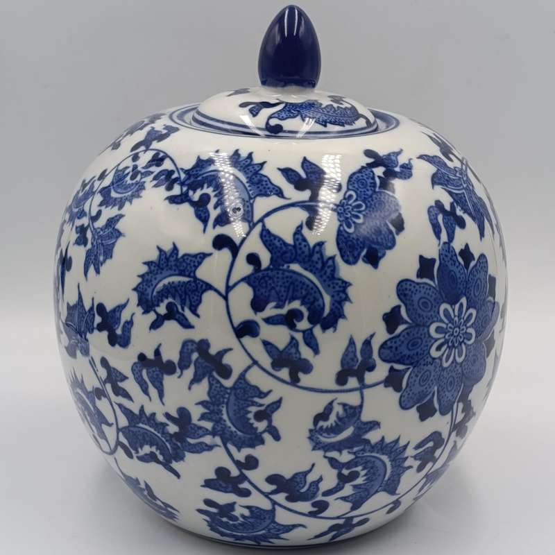 Antique style Chinese jar whith lid