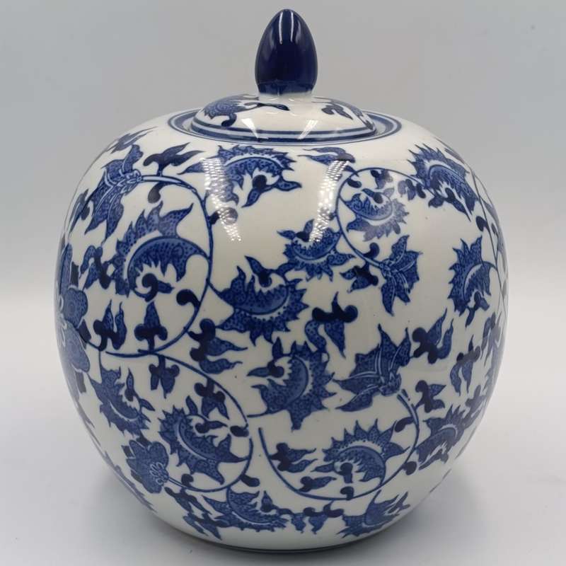 Antique style Chinese jar whith lid