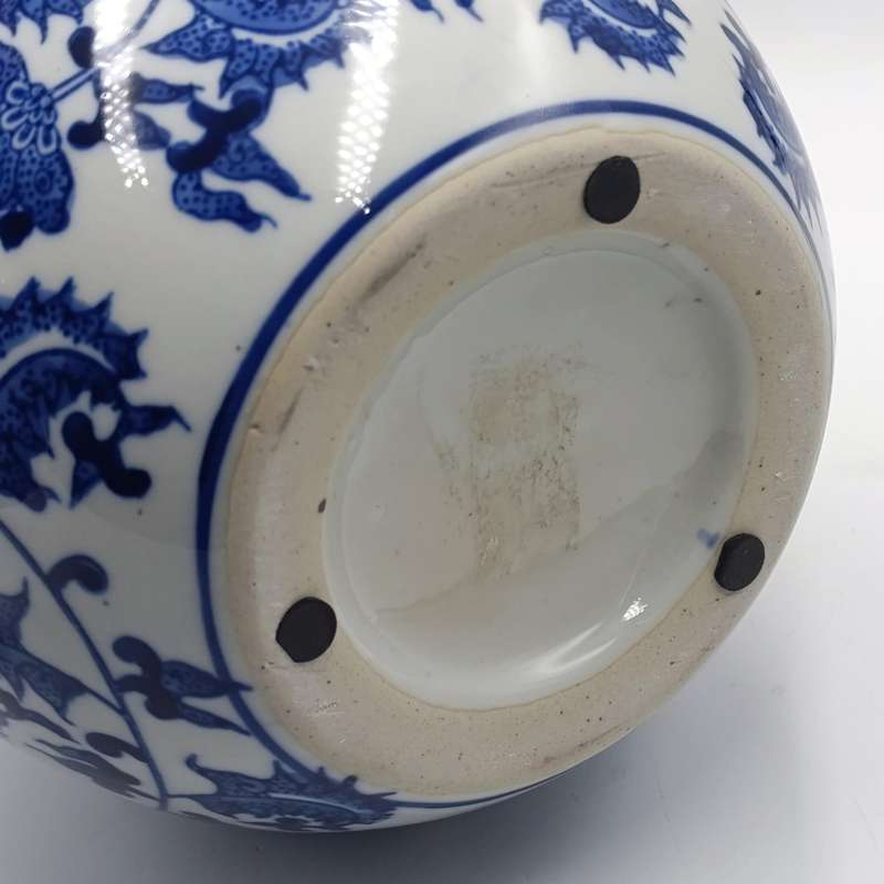 Antique style Chinese jar whith lid