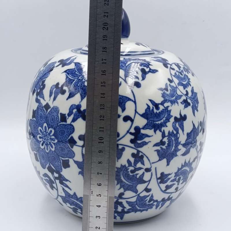Antique style Chinese jar whith lid