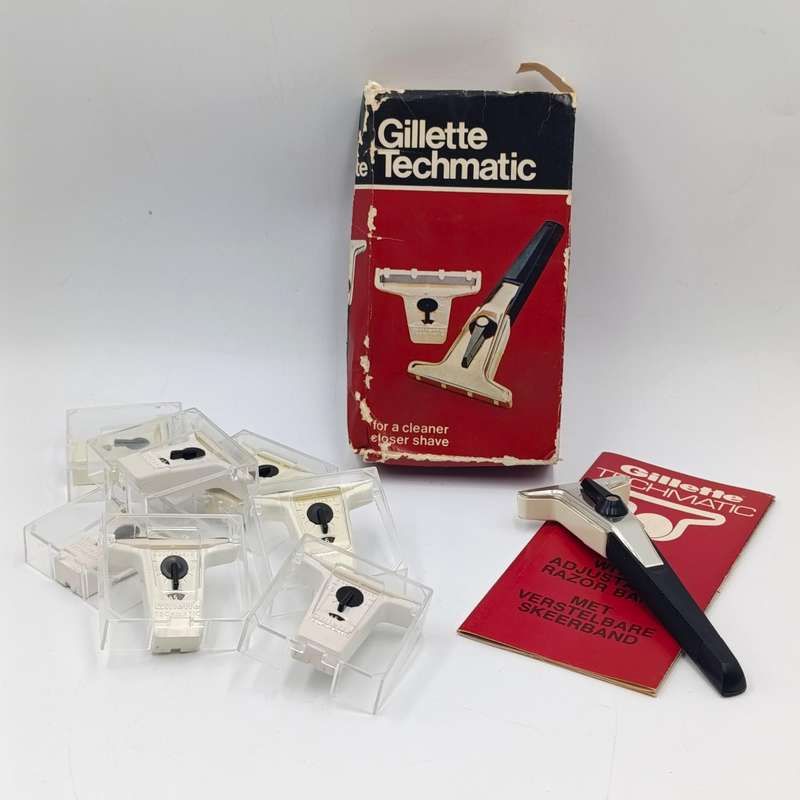 Vintage Gillette Techmatic razor with 7 extra cartridges