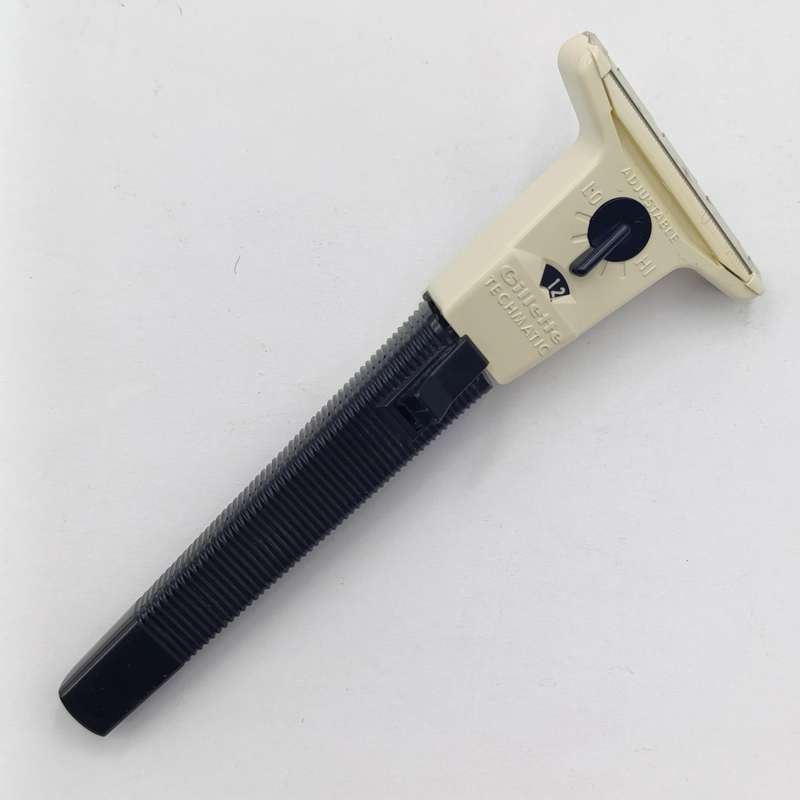 Vintage Gillette Techmatic razor with 7 extra cartridges