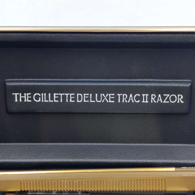 Vintage Gillette Deluxe Trac II razor in case with 6 blades
