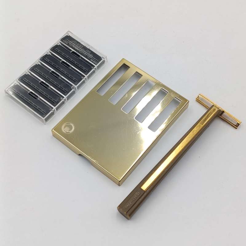 Vintage Gillette Deluxe Trac II razor in case with 6 blades