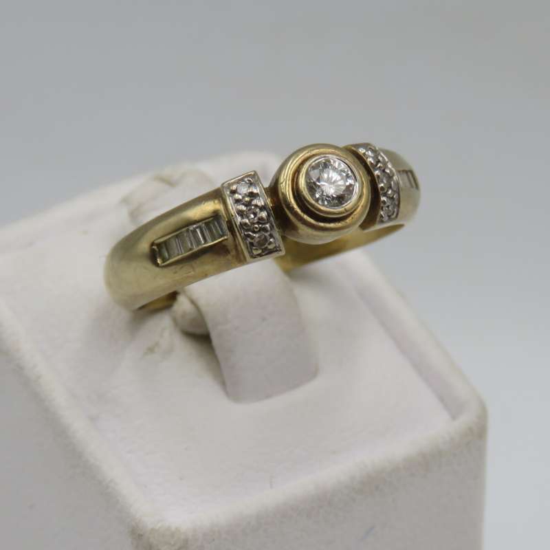 9Kt gold ring with 13 point centre diamonds and 10 baguette diamond - Size P 1/2- 4g