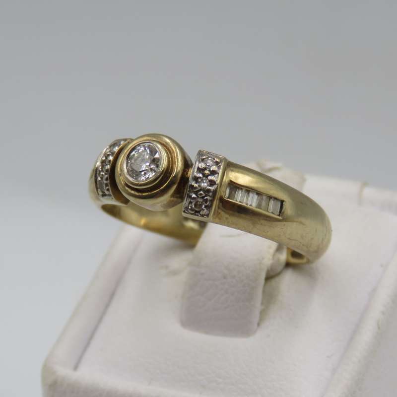 9Kt gold ring with 13 point centre diamonds and 10 baguette diamond - Size P 1/2- 4g