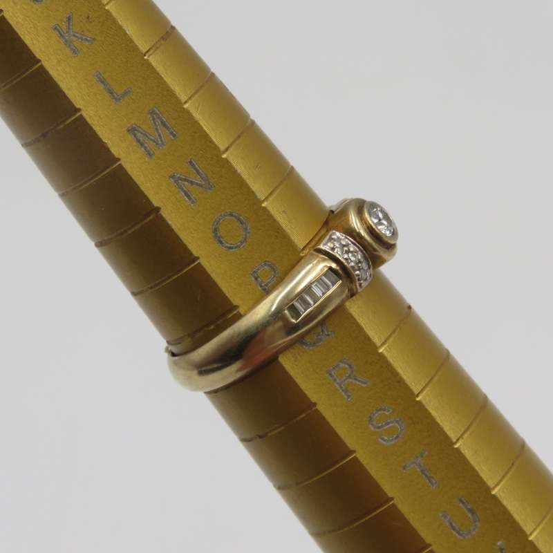 9Kt gold ring with 13 point centre diamonds and 10 baguette diamond - Size P 1/2- 4g