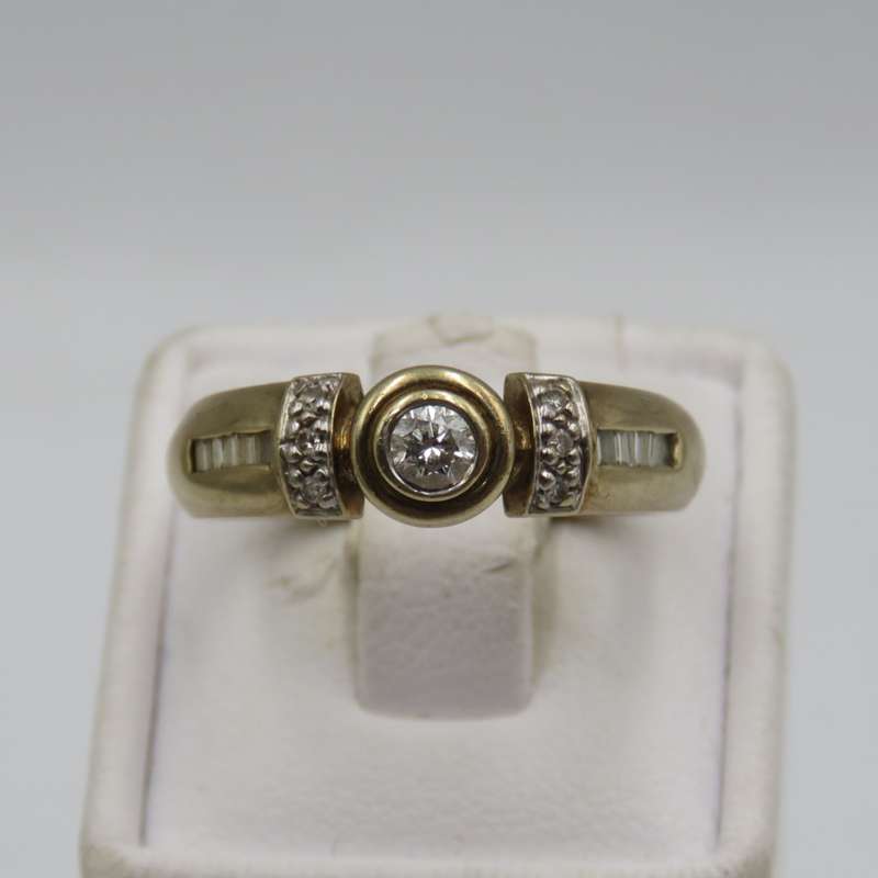 9Kt gold ring with 13 point centre diamonds and 10 baguette diamond - Size P 1/2- 4g