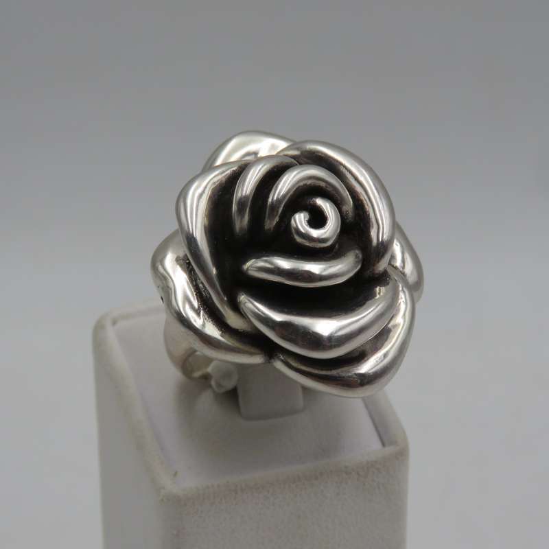 Sterling silver flower design ring - weighs 9,4g  - Size N