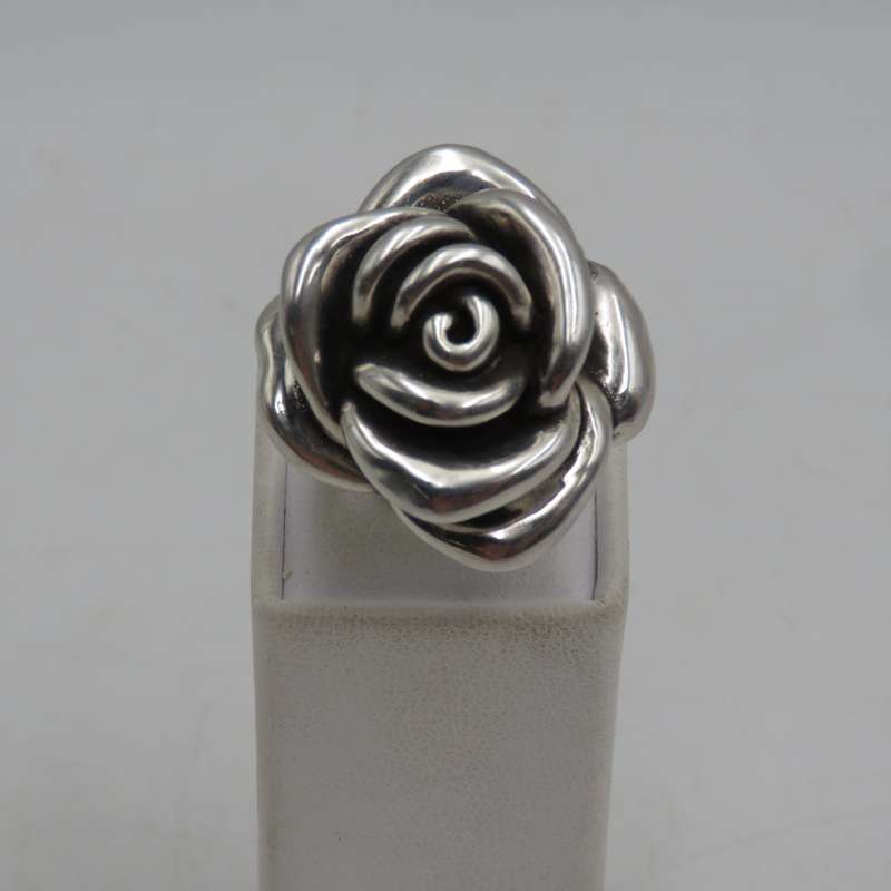Sterling silver flower design ring - weighs 9,4g  - Size N