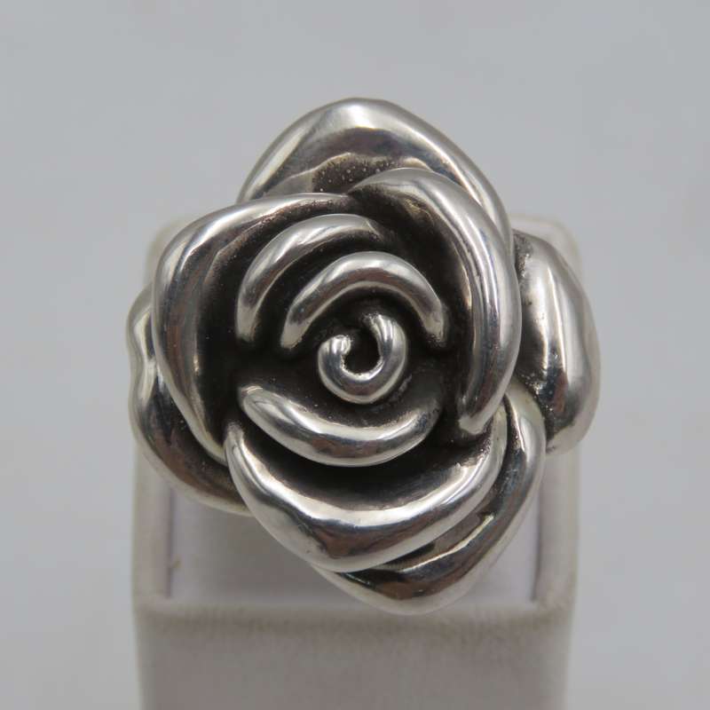 Sterling silver flower design ring - weighs 9,4g  - Size N