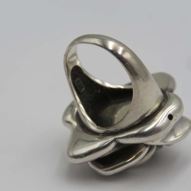 Sterling silver flower design ring - weighs 9,4g  - Size N