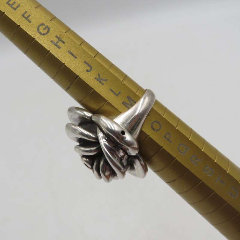 Sterling silver flower design ring - weighs 9,4g  - Size N