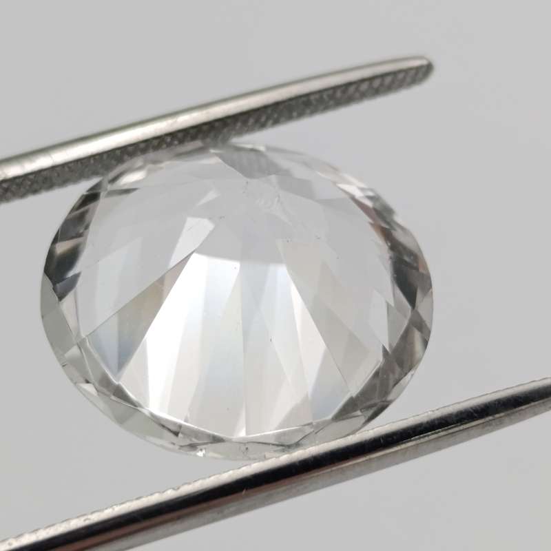 Colourless Topaz of 15,4 carat Round Mixed cut with Gemlab certificate