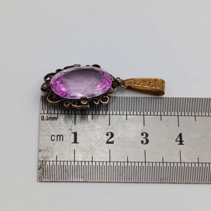Lab grown sapphire of 13,4 carat - medium toned pink - eye clean - in antique gold setting