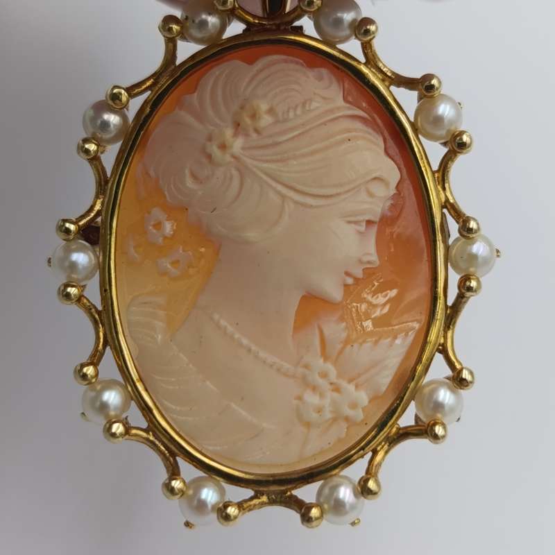 Beautiful 9kt Gold cameo brooch/pendant with pearls