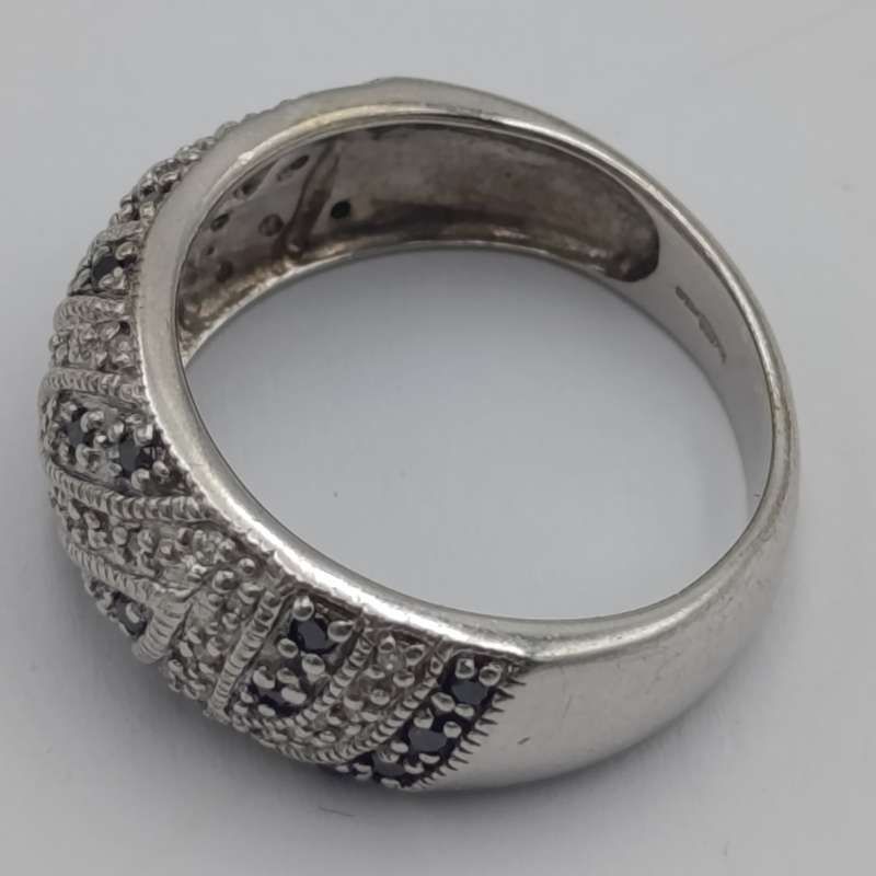 9kt white gold ring with 21 black diamonds and 26 white diamonds - weight 5,1g