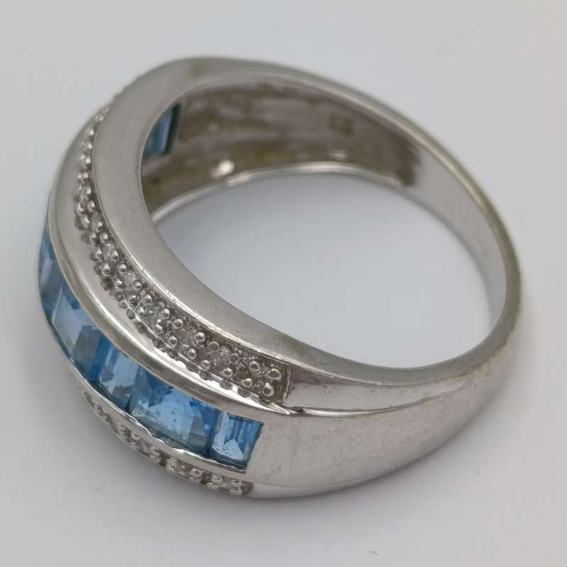 9kt white gold ring with 24 diamonds and 9 blue stones (aquamarine or topaz) - weight 4.9g