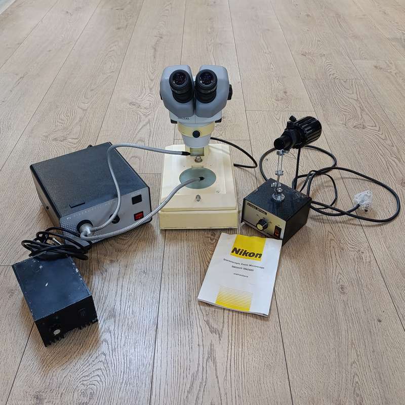 Nikon SMZ645 microscope 0,8x - 5x zoom with fibreoptic-Heim LQ1100 light as well as additional light