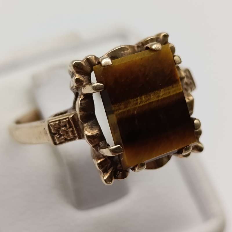 Antique 9kt Gold Tigers eye ring - weighs 3.5g - size N