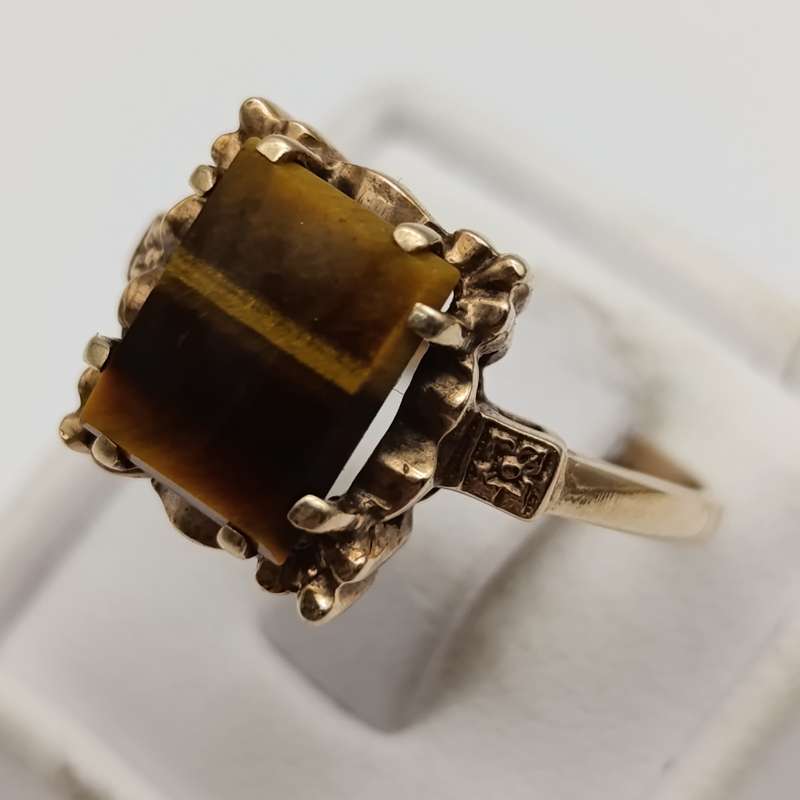 Antique 9kt Gold Tigers eye ring - weighs 3.5g - size N