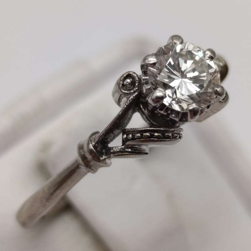 18kt White gold and Platinum diamond ring with beautiful diamond of over 0.50ct - weighs 3.7g