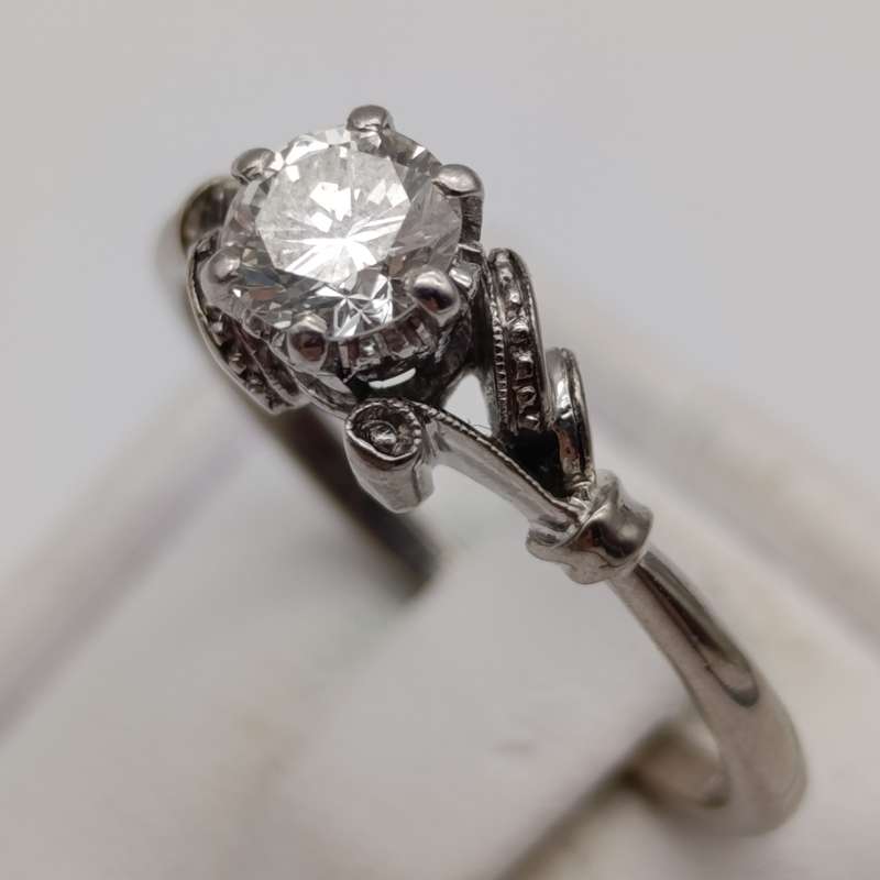 18kt White gold and Platinum diamond ring with beautiful diamond of over 0.50ct - weighs 3.7g