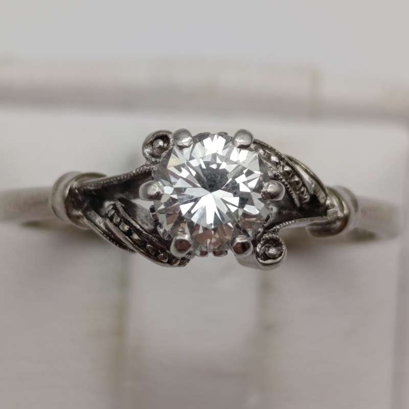 18kt White gold and Platinum diamond ring with beautiful diamond of over 0.50ct - weighs 3.7g
