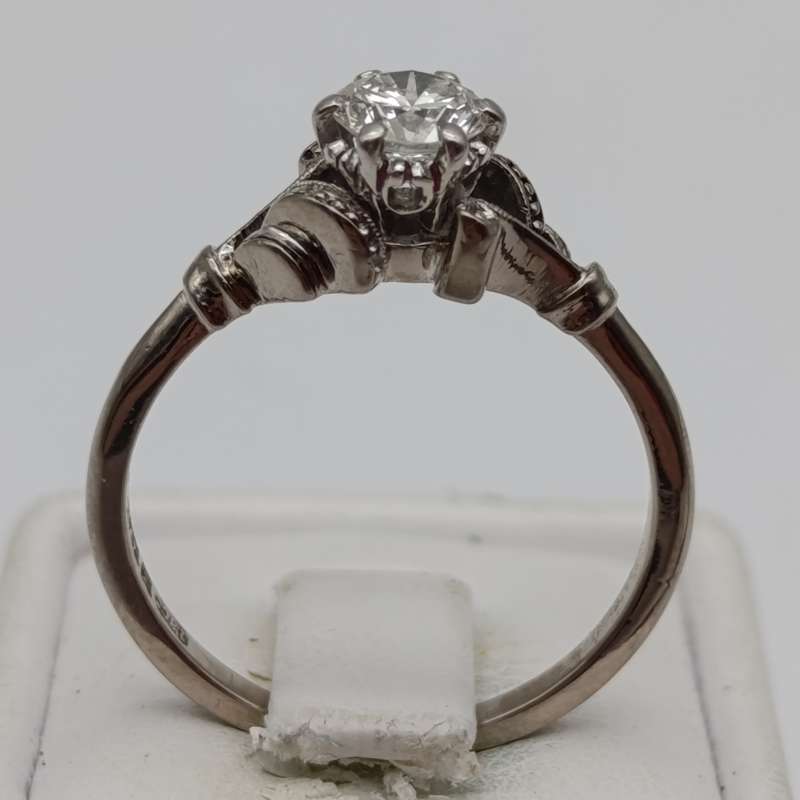 18kt White gold and Platinum diamond ring with beautiful diamond of over 0.50ct - weighs 3.7g