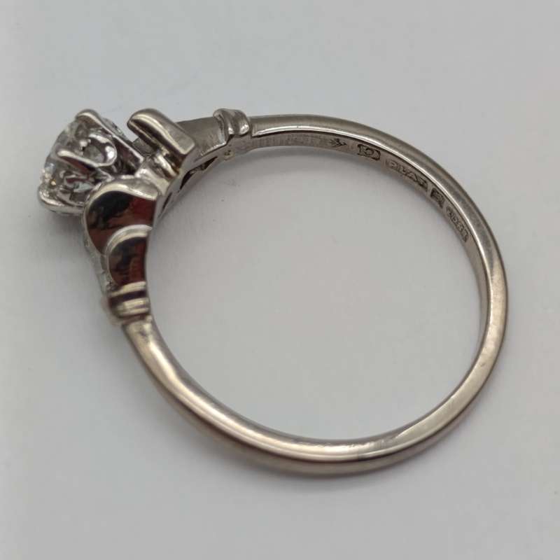 18kt White gold and Platinum diamond ring with beautiful diamond of over 0.50ct - weighs 3.7g
