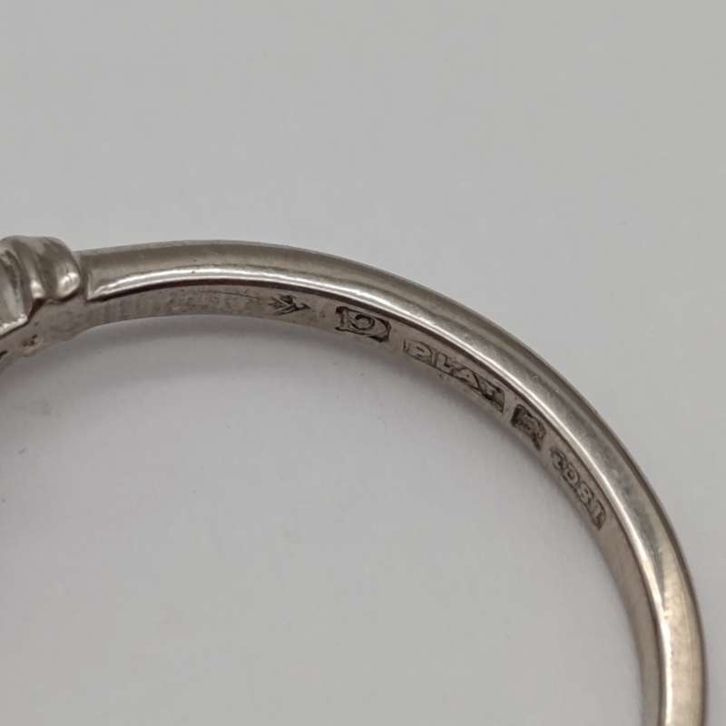 18kt White gold and Platinum diamond ring with beautiful diamond of over 0.50ct - weighs 3.7g