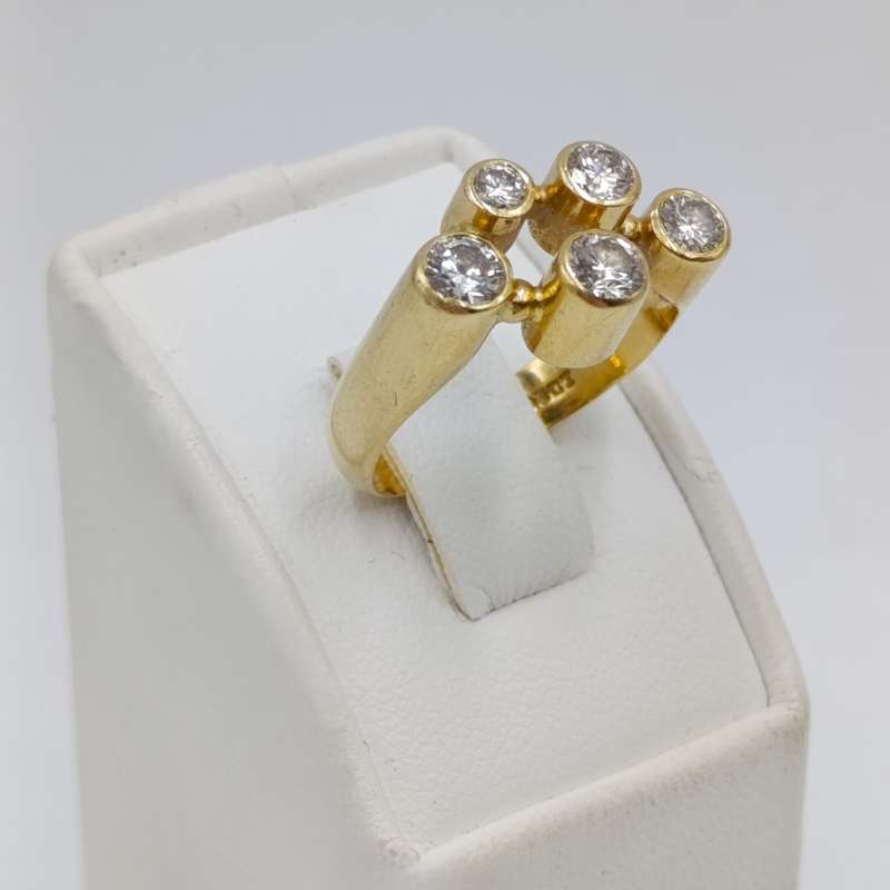 18Kt gold ring with 5 diamonds - total weight of diamonds over a carat