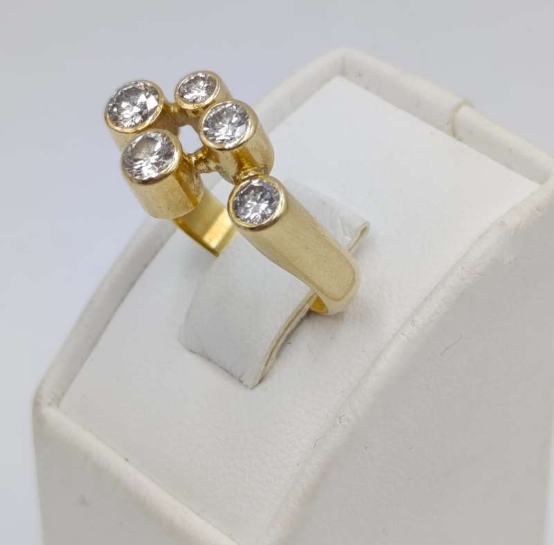 18Kt gold ring with 5 diamonds - total weight of diamonds over a carat