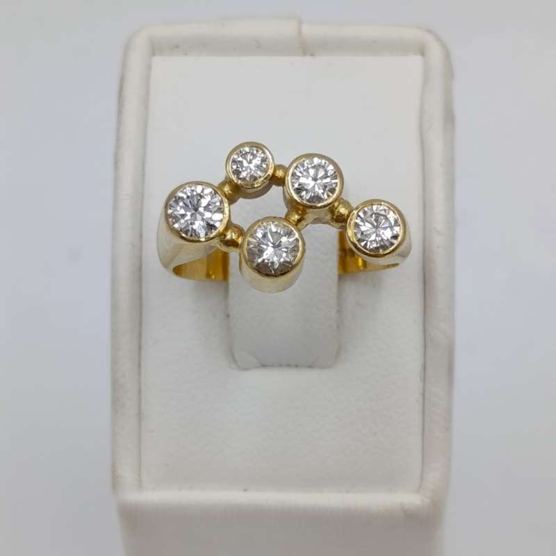 18Kt gold ring with 5 diamonds - total weight of diamonds over a carat