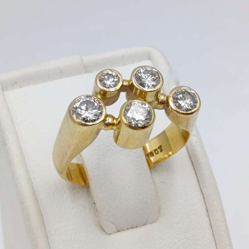 18Kt gold ring with 5 diamonds - total weight of diamonds over a carat