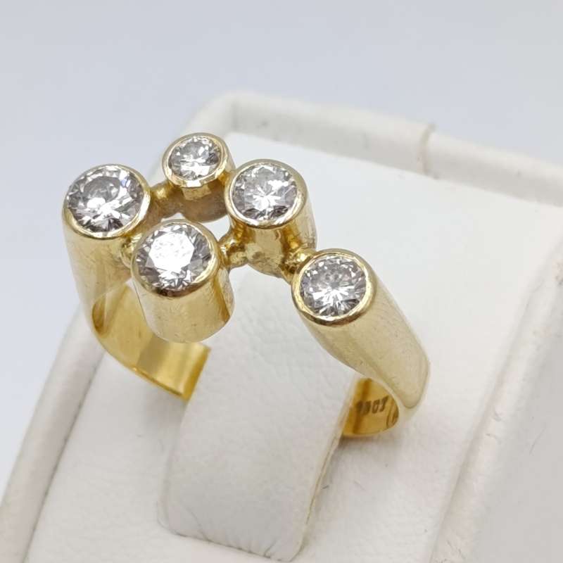 18Kt gold ring with 5 diamonds - total weight of diamonds over a carat