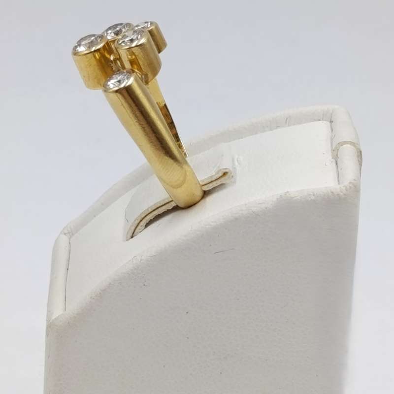 18Kt gold ring with 5 diamonds - total weight of diamonds over a carat