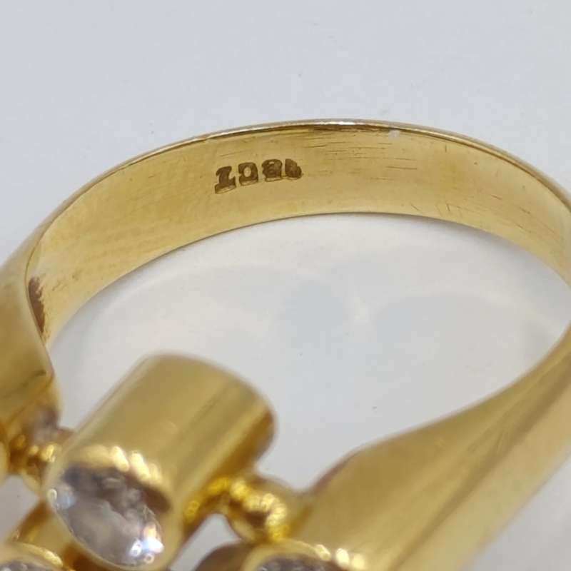 18Kt gold ring with 5 diamonds - total weight of diamonds over a carat